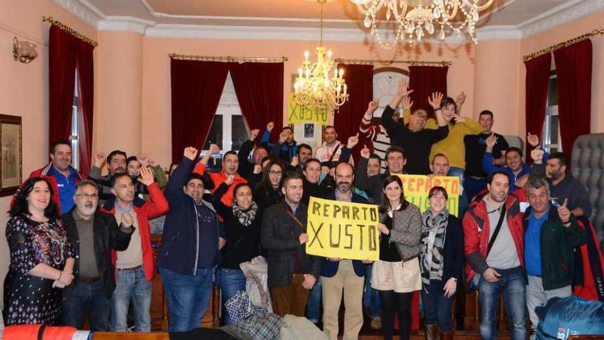 Los marineros encerrados en Bueu, ayer durante la visita de la delegación del BNG. // Gonzalo Núñez