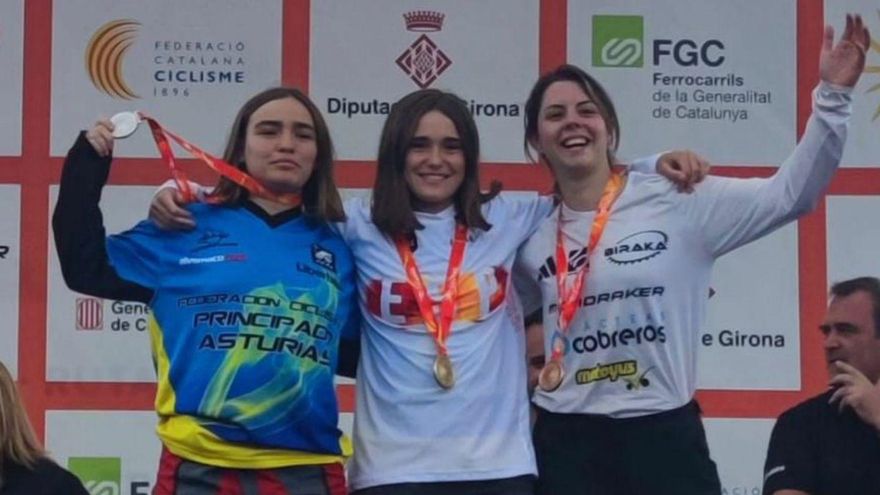 De izquierda a derecha, Cristina Menéndez, Natalia Menéndez y Sara Yusa posan con sus medallas en el podio.    | FCPPA