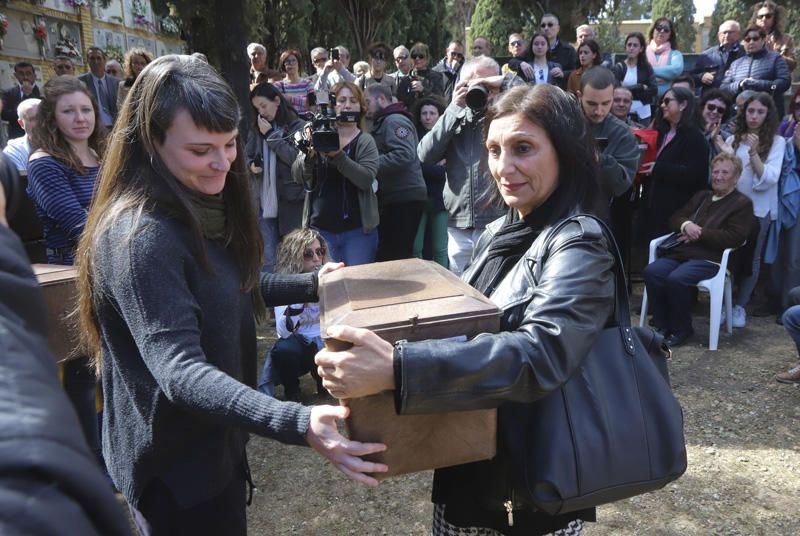 Entrega de los restos de los fusilados por el franquismo a sus familiares, en Paterna