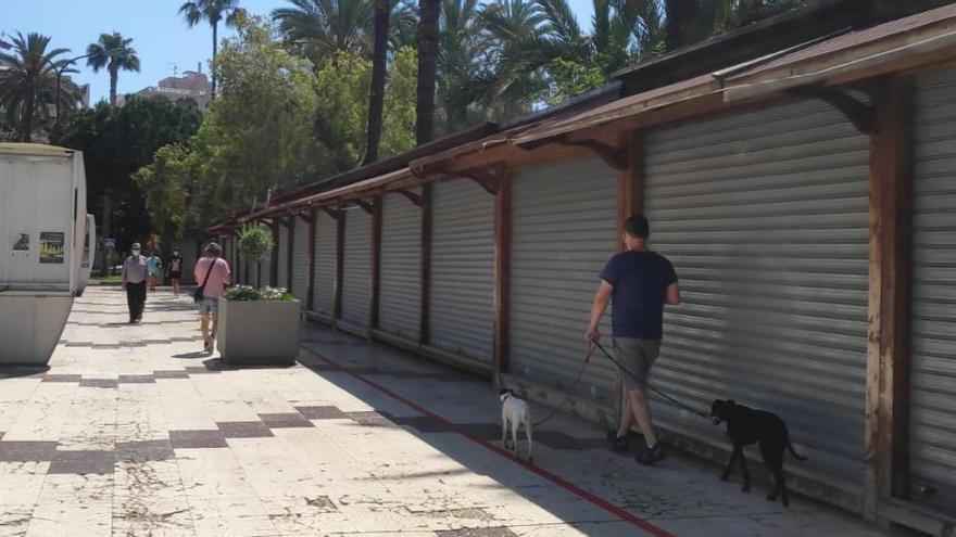 Imagen del paseo de La Libertad con los puestos de los &quot;hippies&quot; y la nueva señalización horizontal/Foto D. Pamies