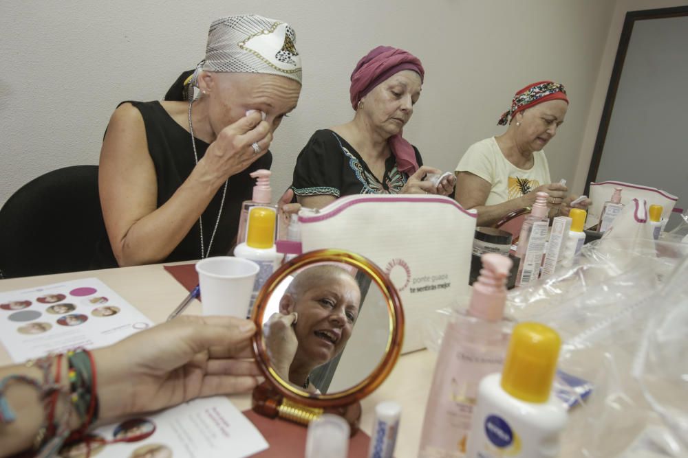 Un taller en el Hospital de Sant Joan enseña a pacientes oncológicas cómo maquillarse