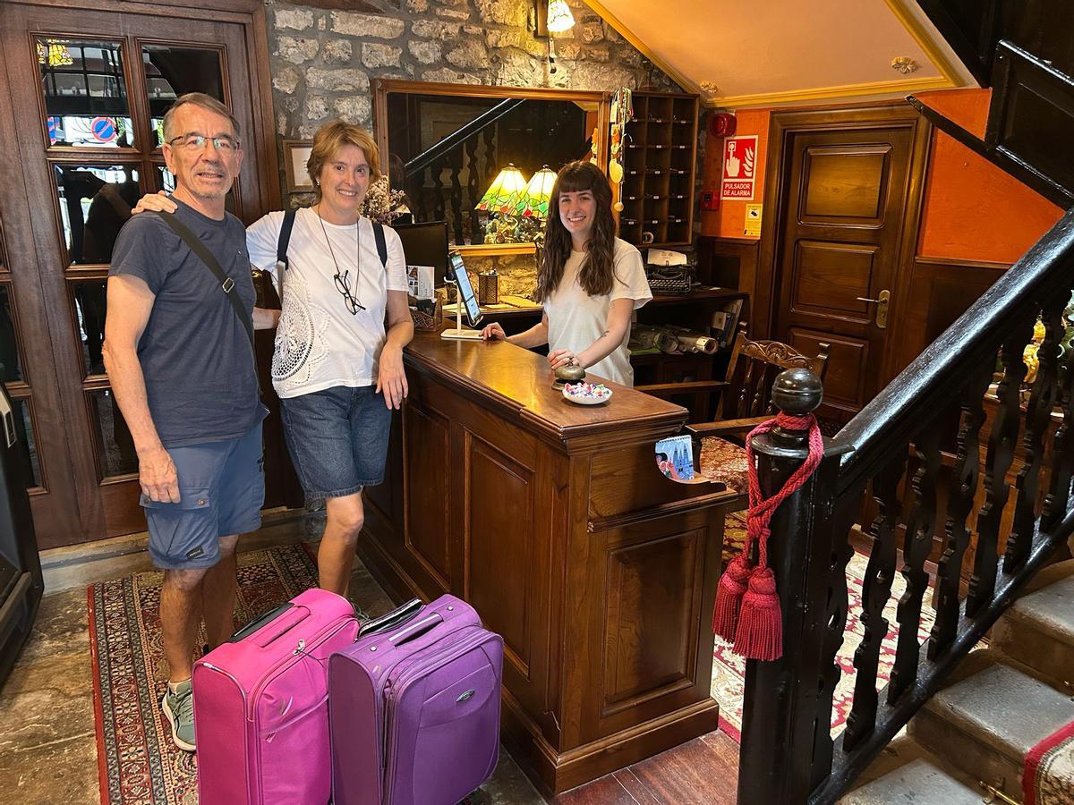 Laura Ramos recibe a Felipe Sánchez y Ruth Gandarias en el Hotel Carlos I.
