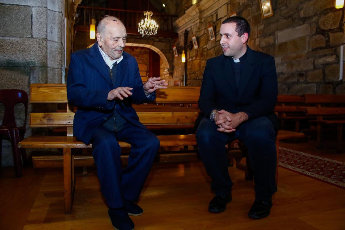 Dositeo Valiñas, el sacerdote más veterano de Galicia, charla con Javier Carballo, cura más joven de la comunidad en la Iglesia de Ribadumia.