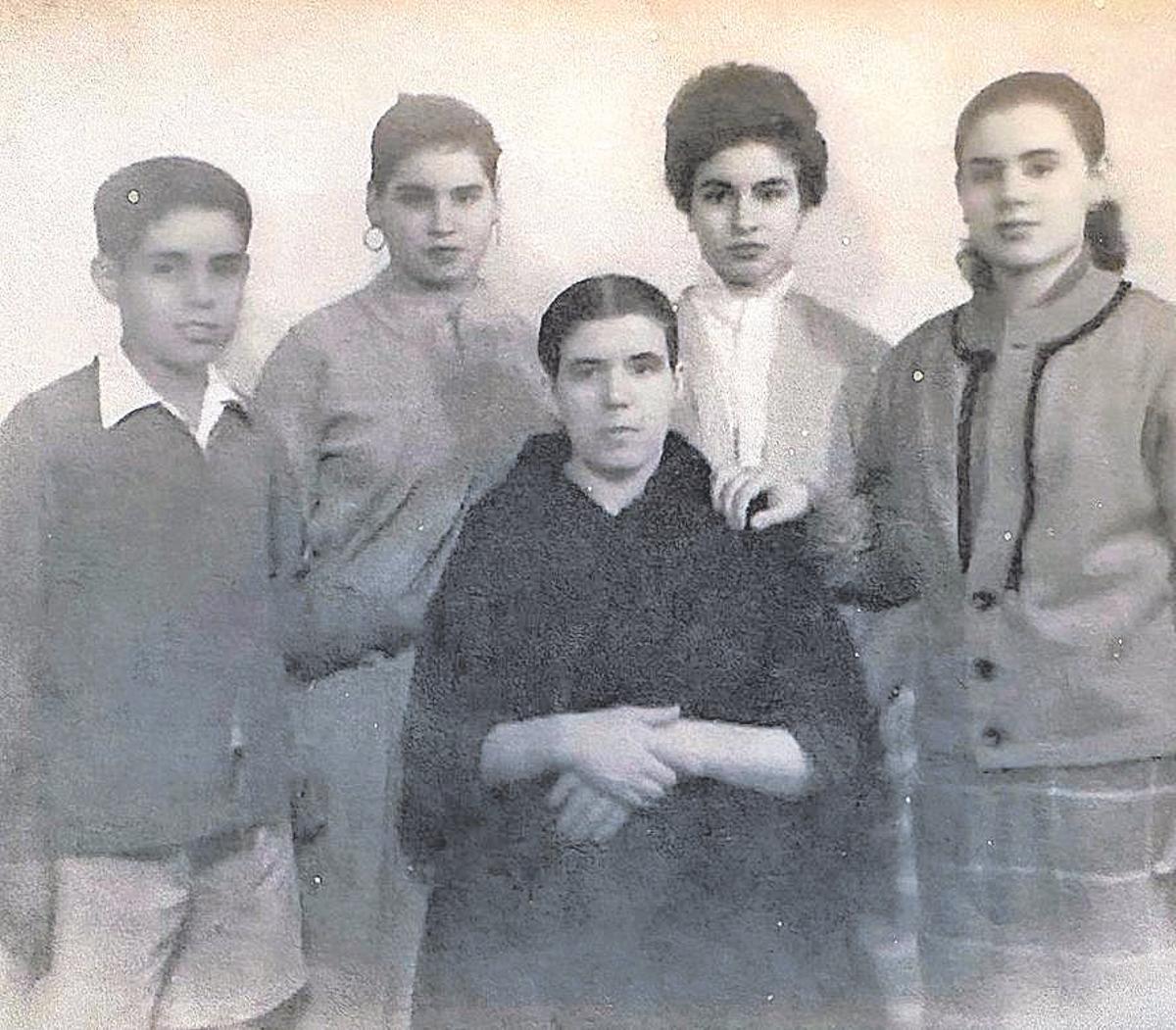 Catalina, a la derecha, con su madre y sus hermanos.