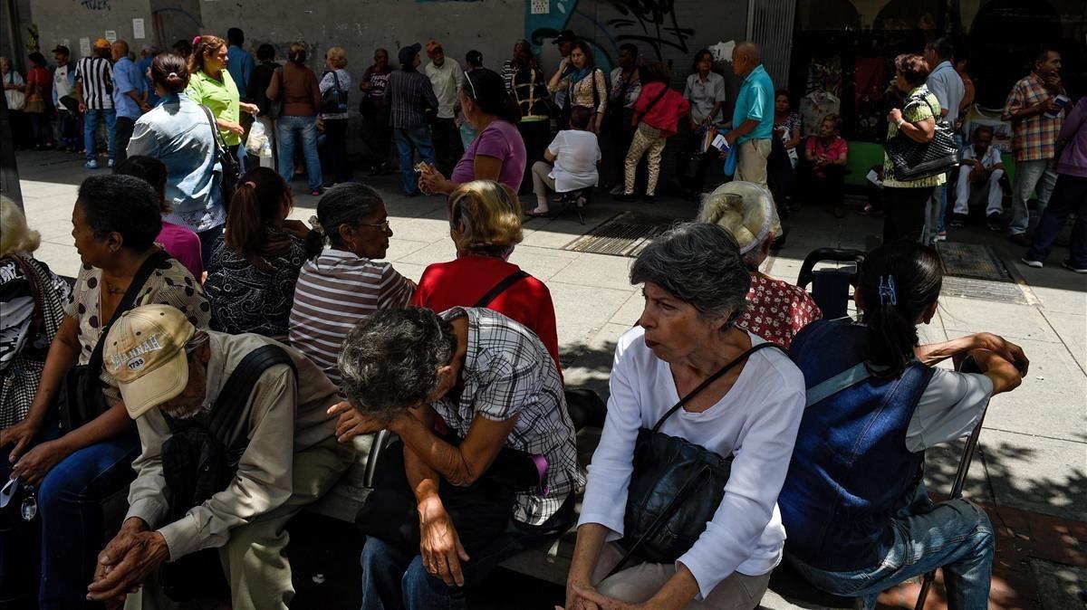 zentauroepp44892257 people line up to withdraw part of their pensions outside a 180905170652