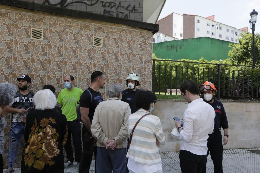 Vuelven vecinos desalojados en un barrio de Oviedo