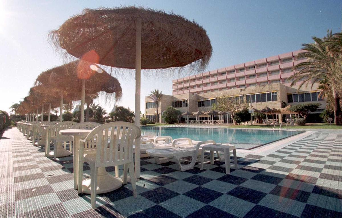 La piscina exterior en los años de esplendor del hotel cinco estrellas
