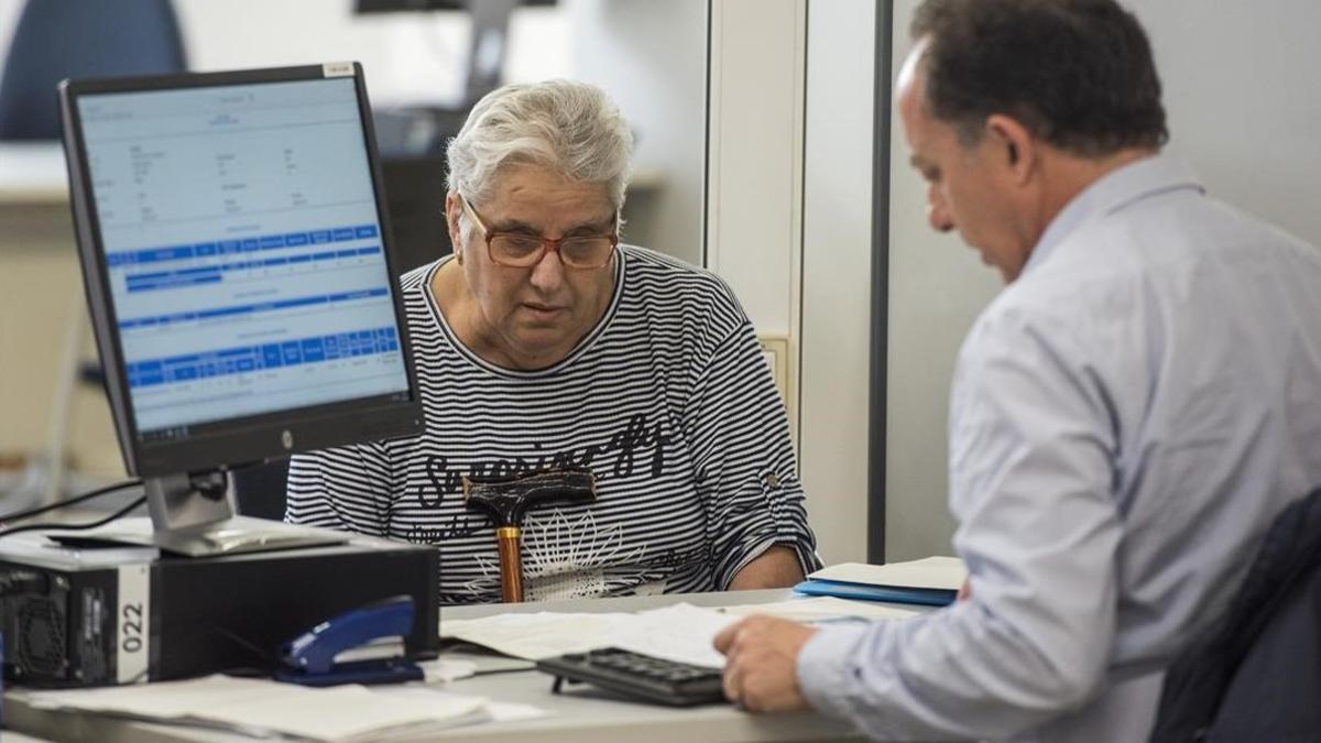 Una ciudadana haciendo la declaración de la renta en la Agencia Tributaria.