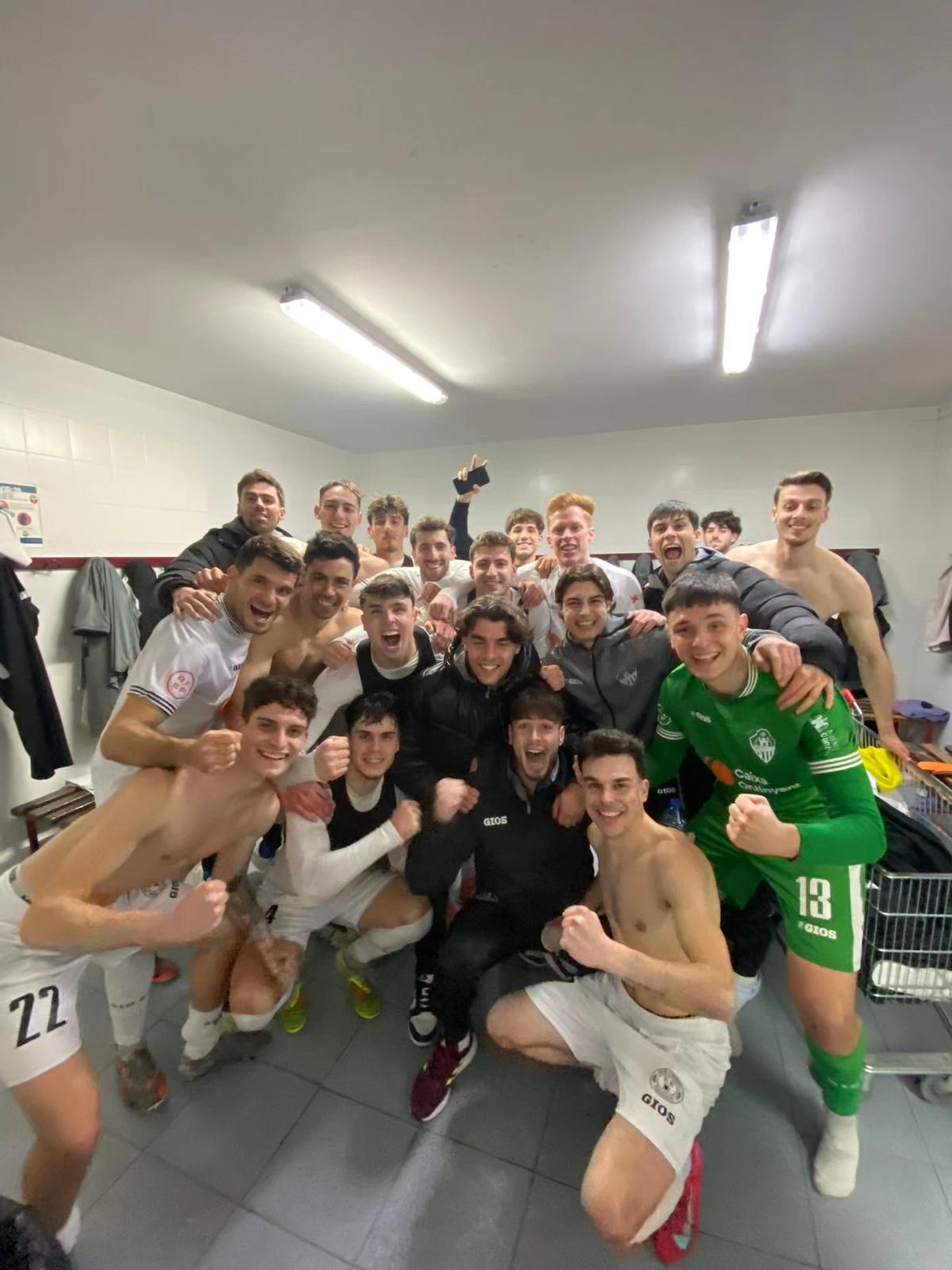 El Ontinyent 1931 celebra la victoria frente al Utiel.