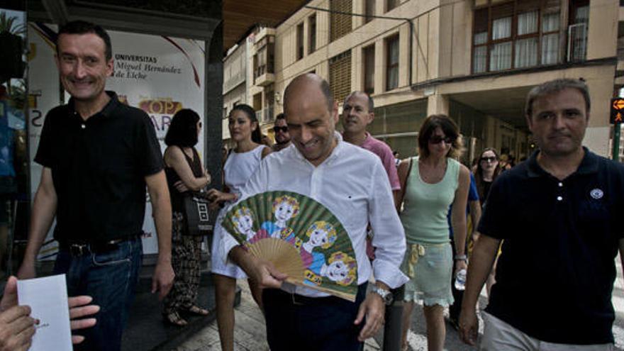 El gobierno de Alicante asiste a la primera mascletá de las fiestas patronales de Elche