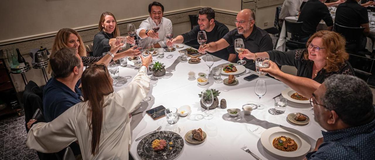 Brindis de uno de los grupos que cenaron el pasado viernes en el restaurante Windsor, en la calle de Còrsega.