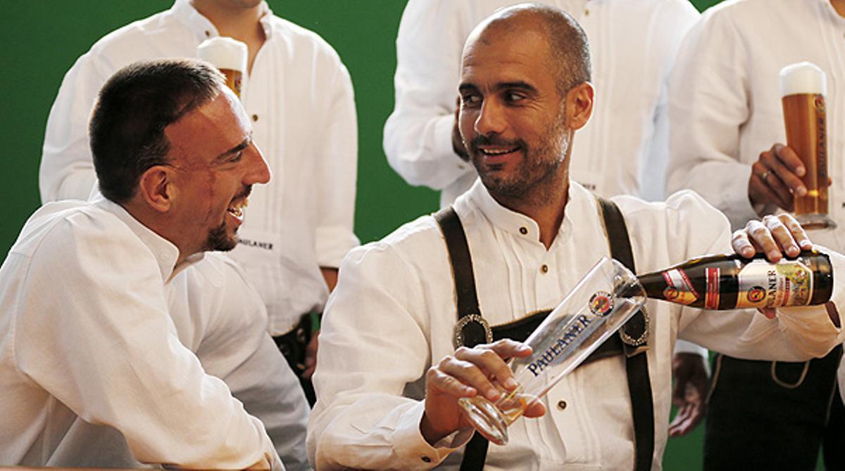 L’entrenador i els jugadors del Bayern, durant la sessió de fotos per als anuncis de la cervesa Paulaner.