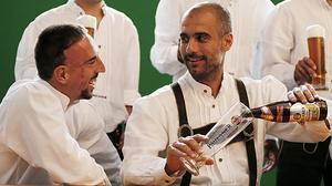 L’entrenador i els jugadors del Bayern, durant la sessió de fotos per als anuncis de la cervesa Paulaner.