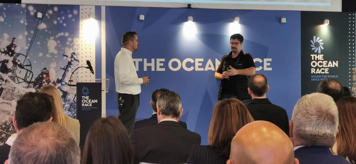 El responsable de Tecnología de The Ocean Race, Sebastián de Prado, junto al responsable de la productora valenciana Veiem360.