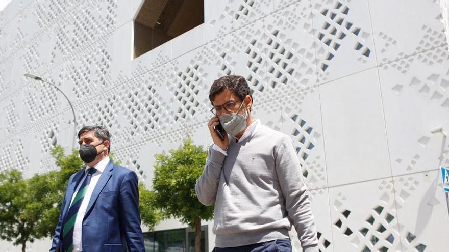 Jesús León y su abogado, Álvaro Cerezo, en la Ciudad de la Justicia.