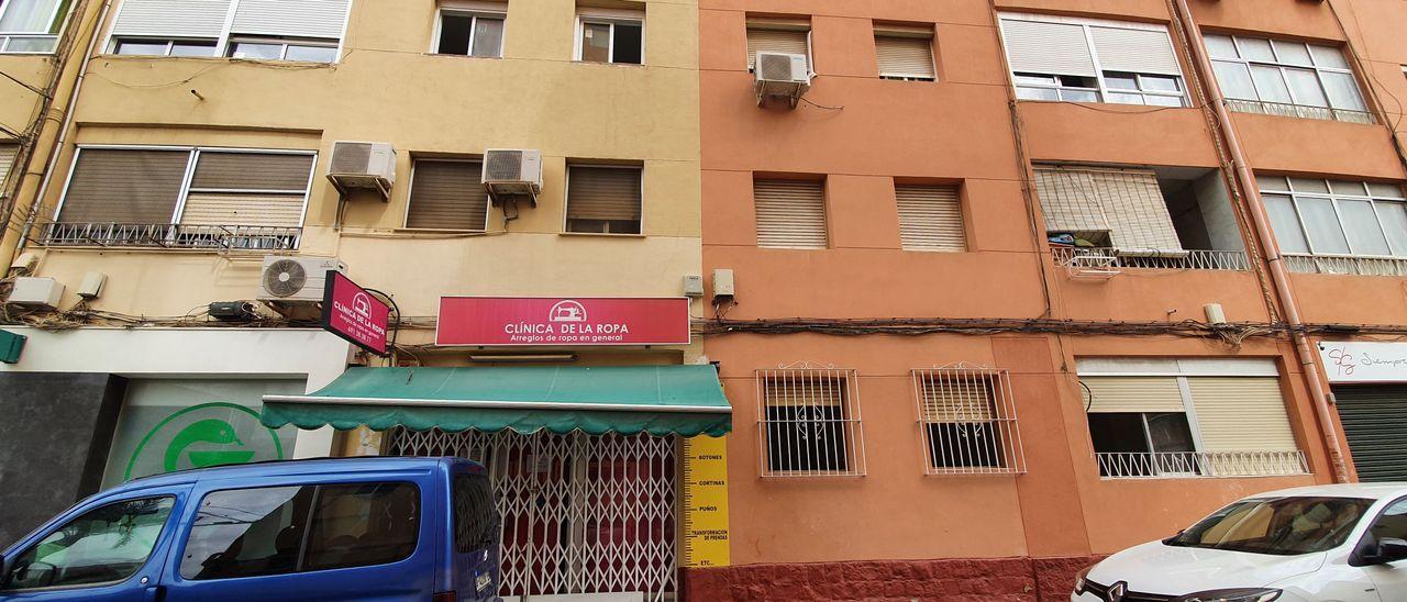 El herido cayó desde la ventana de una segunda planta situada encima de una tienda de ropa.