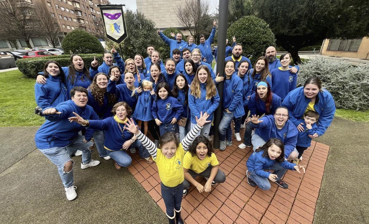 La charanga "Los Acoplaos", junto a la sede de la asociación vecinal "Santiago" de Nuevo Gijón. | MARCOS LEÓN