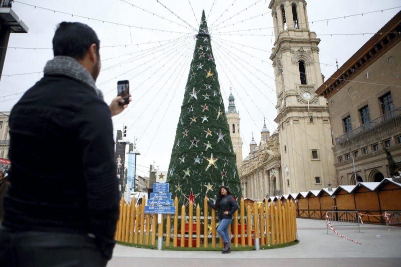 Montaje de la Muestra de Navidad en la Plaza del Pilar