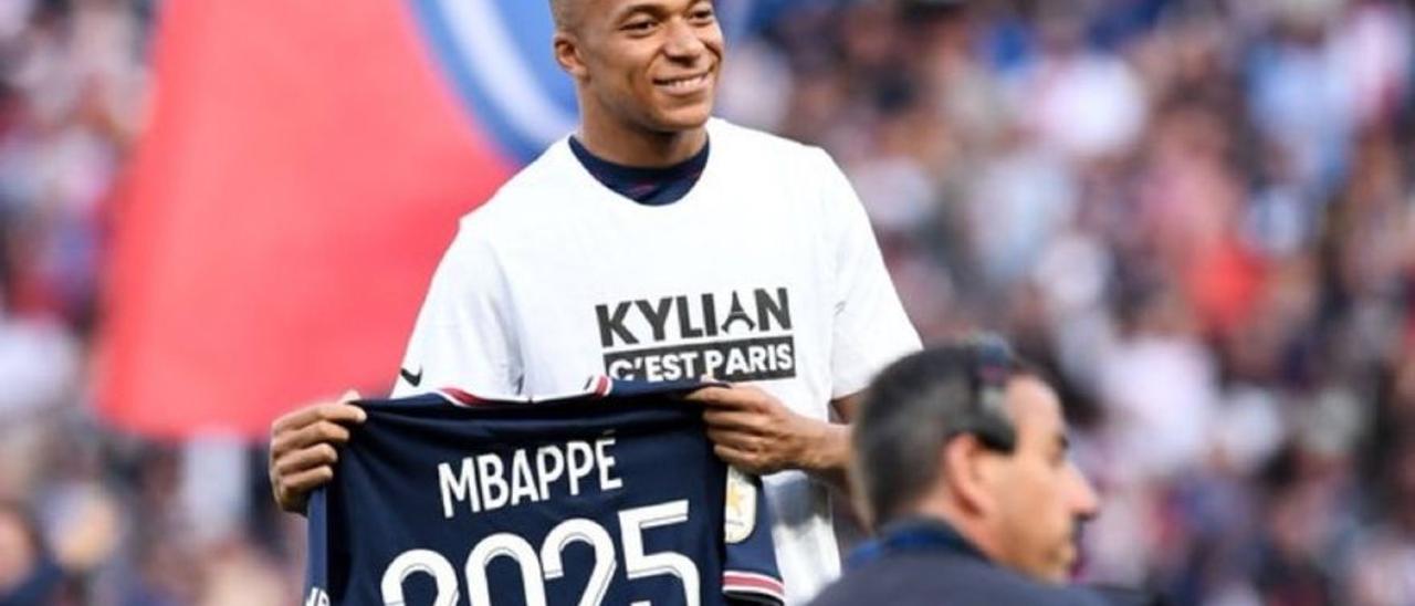 Mbappé posa con la camiseta que anuncia su renovación hasta el 2025.