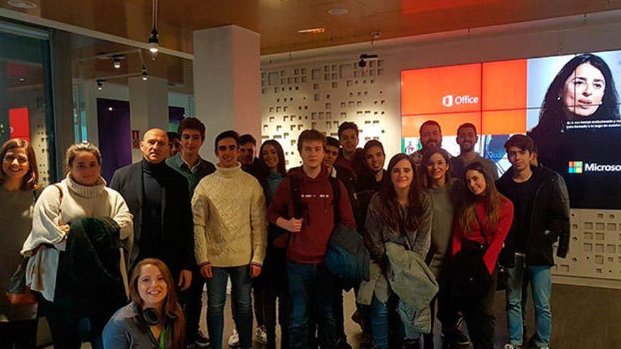 Alumnos del CEU en las instalaciones de Microsoft, antes de conocer su departamento jurídico.