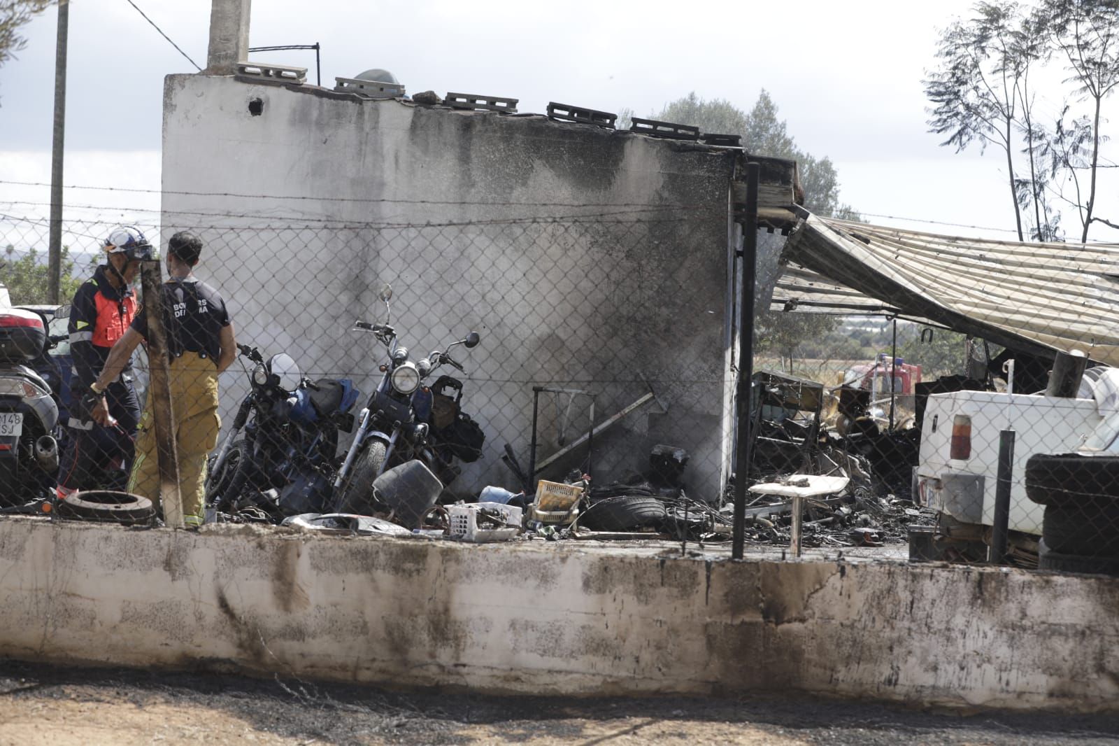 Un intoxicado en un incendio en una finca de Son Ferriol