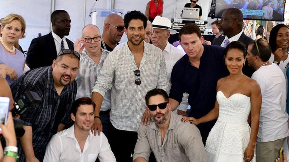 Los protagonistas de 'Magic Mike XXL' posan junto a la estrella de la película en el Paseo de la Fama de Miami