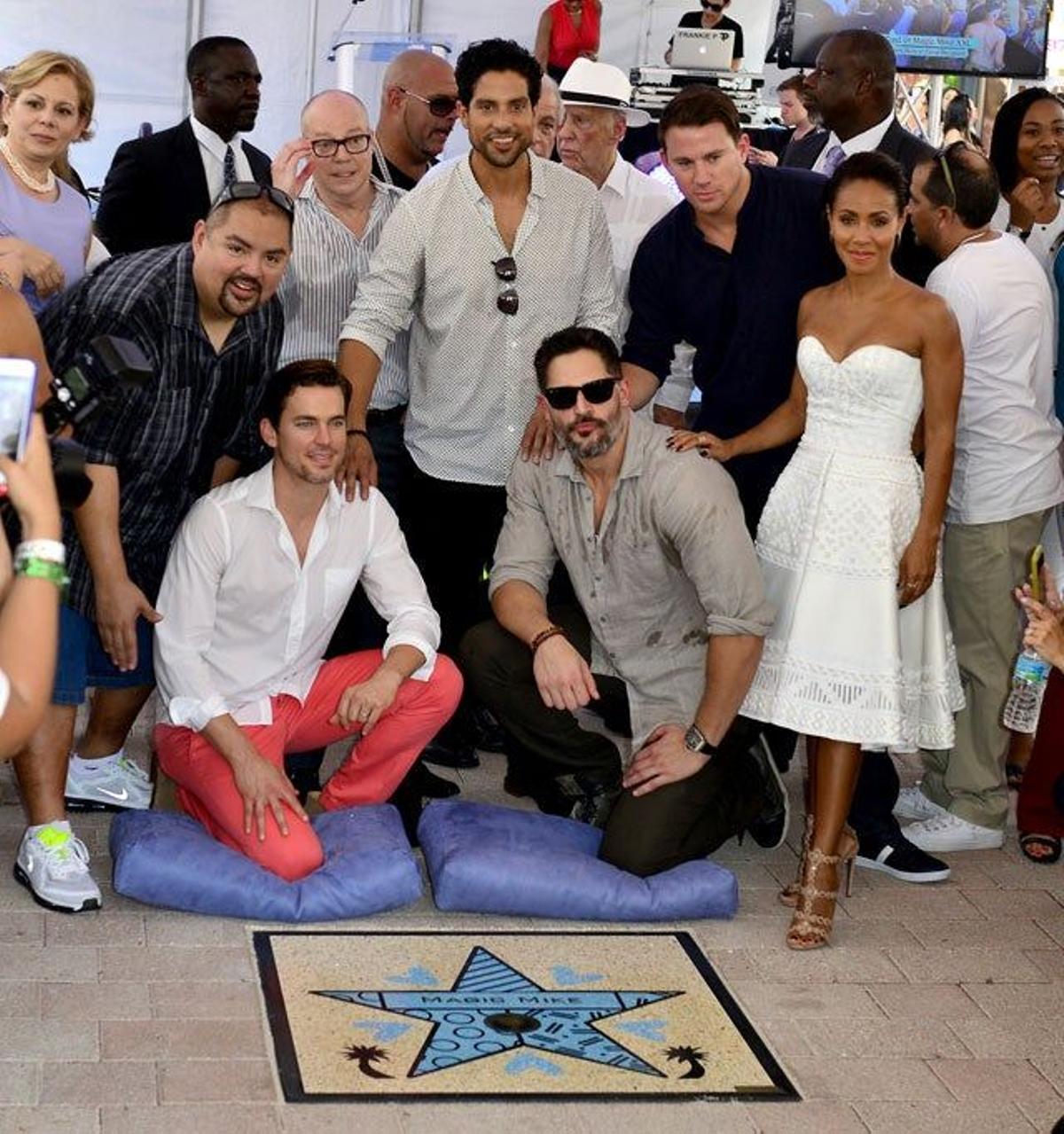 Los protagonistas de 'Magic Mike XXL' posan junto a la estrella de la película en el Paseo de la Fama de Miami