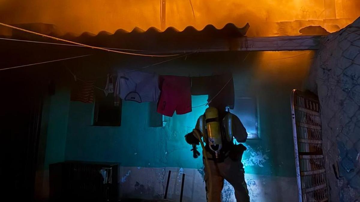 Arde una casa cueva de madrugada en Jumilla.