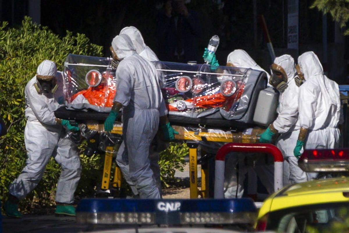 El religiós Miguel Pajares, el primer espanyol contagiat d’Ebola, i la missionera Juliana Bohi a l’arribar a l’hospital Carles III el 7 d’agost del 2014, on rebran tractament.