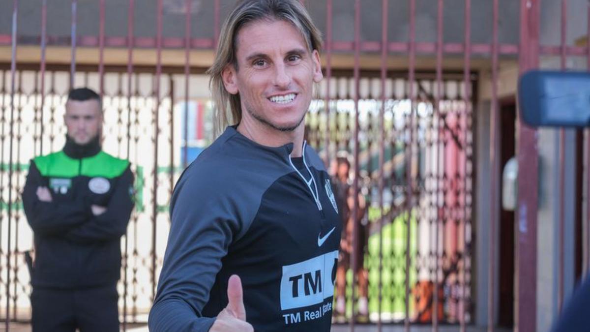 El nuevo técnico posó para los medios unos segundos. | ÁXEL ÁLVAREZ