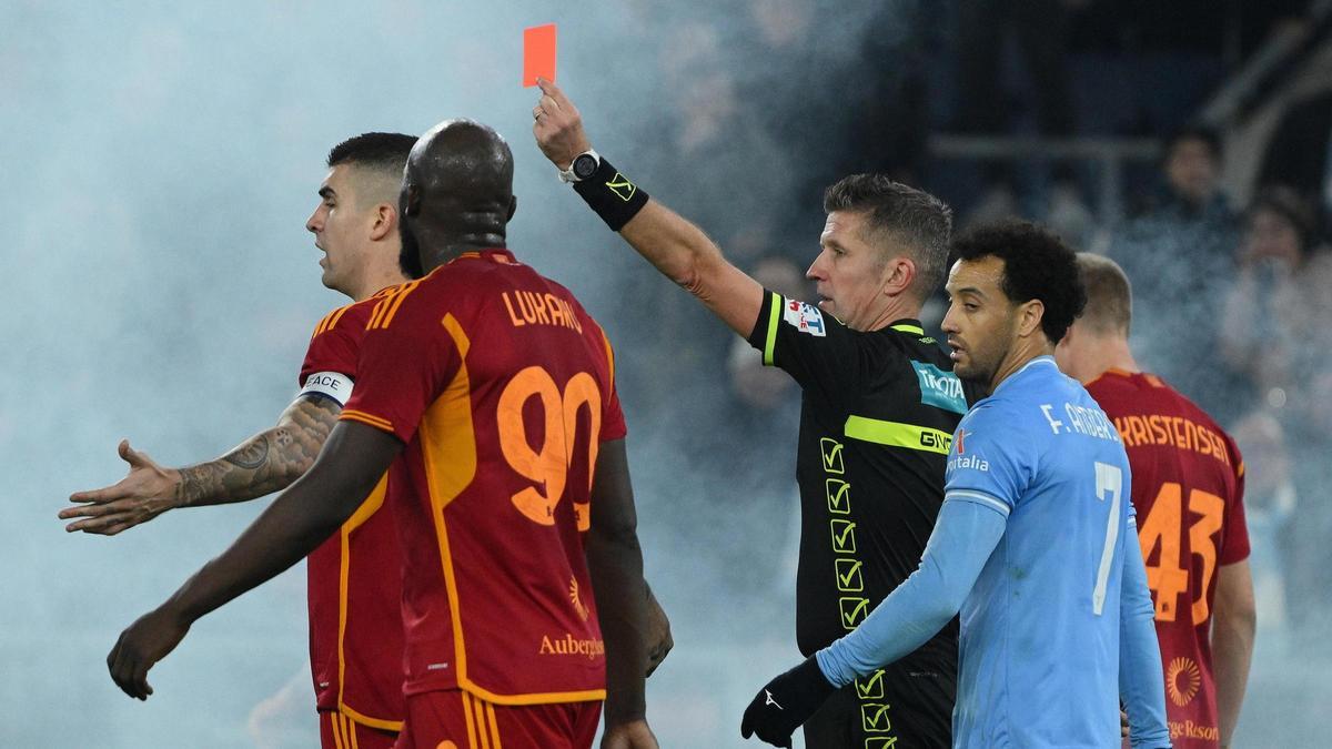 El árbitro Daniele Orsato expulsa a Pedro, fuera de la imagen. en el partido de Copa de Italia entre el Lazio y la Roma (1-0).
