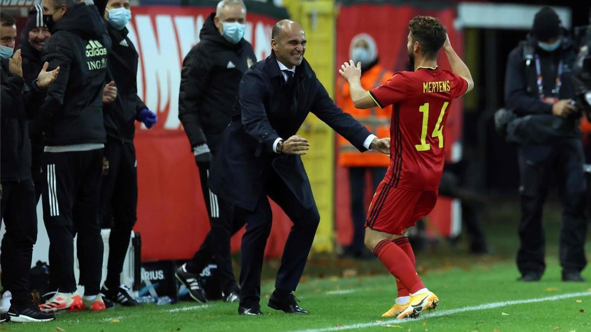 El seleccionador belga Roberto Martínez felicita a Dries Mertens tras marcar un gol