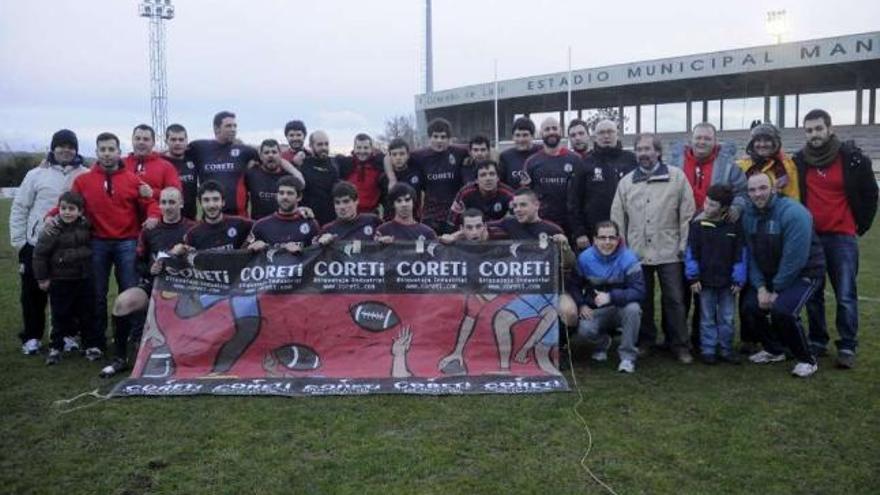 Los jugadores del Coreti celebran el triunfo ante el Zalaeta y la permanencia. // Bernabé/Javier Lalín