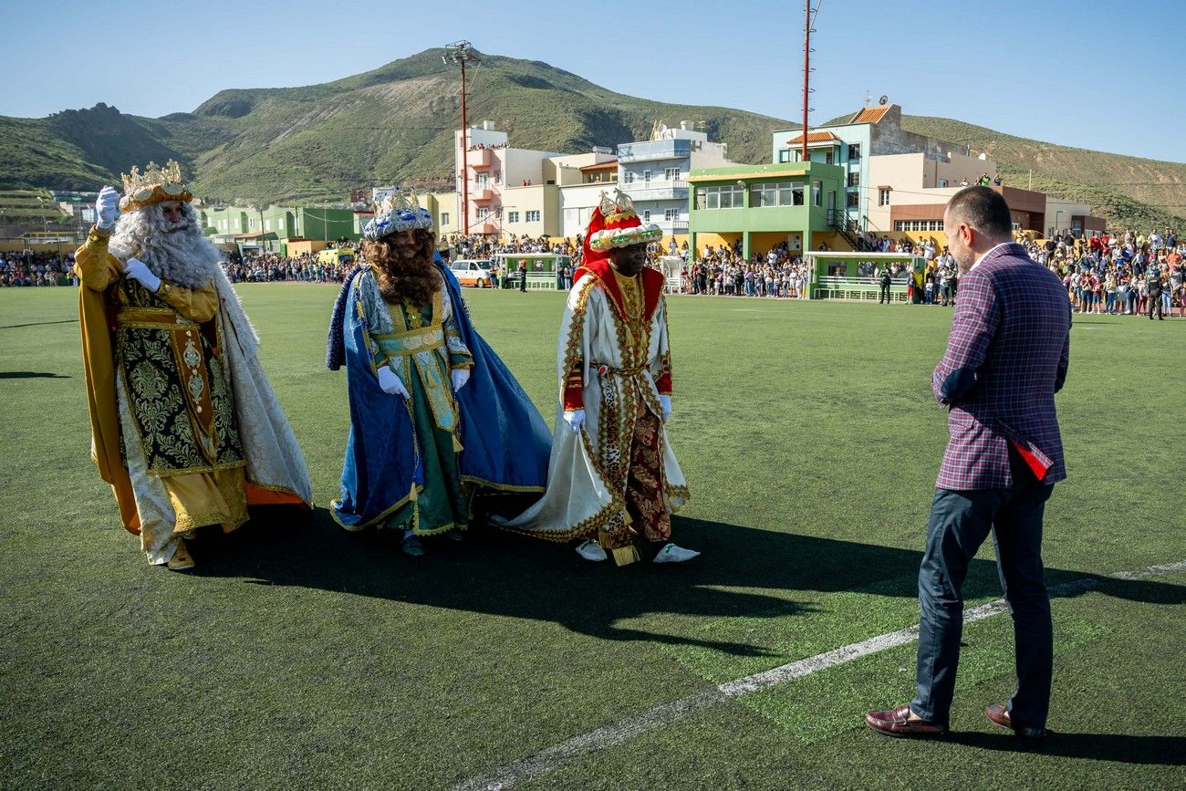 Miles de personas llenan de ilusión el Estadio de Barrial en la llegada de los Reyes Magos