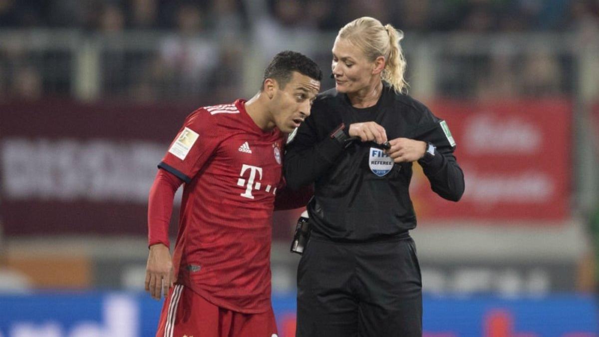 Bibiana Steinhaus junto a un jugador del Bayern de Munich