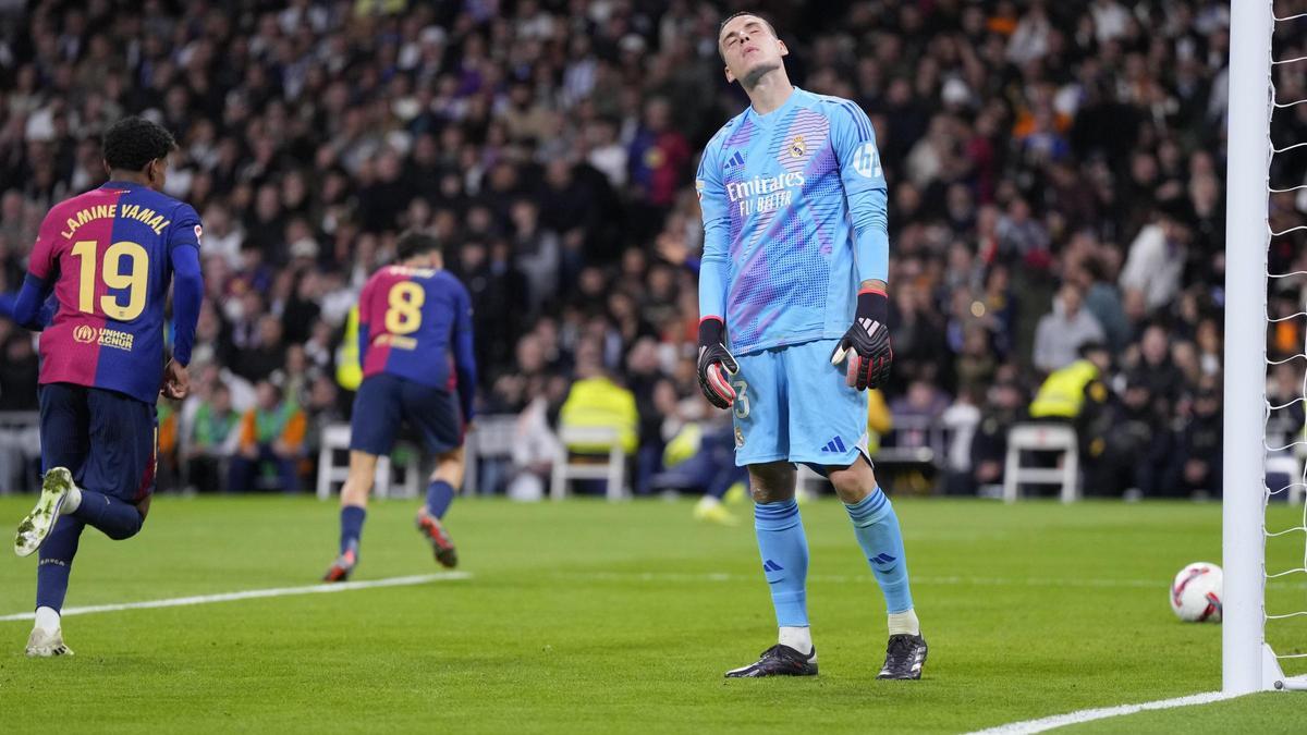 Lunin, desolado, no ve la euforia de Lamine Yamal y Pedri en el 0-2.
