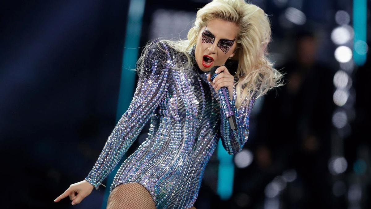 Lady Gaga en la final de la Super Bowl 2017 con body de Atelier Versace