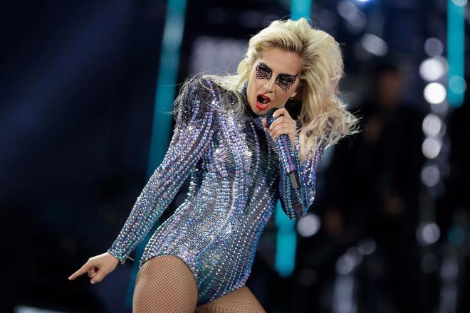Lady Gaga en la final de la Super Bowl 2017 con body de Atelier Versace