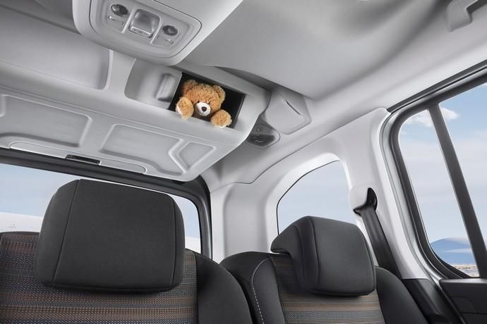 No space left unused: The new Opel Combo Life with optional panoramic roof also comes with an additional storage compartment that is ideal for stowing clothes, books or toys.