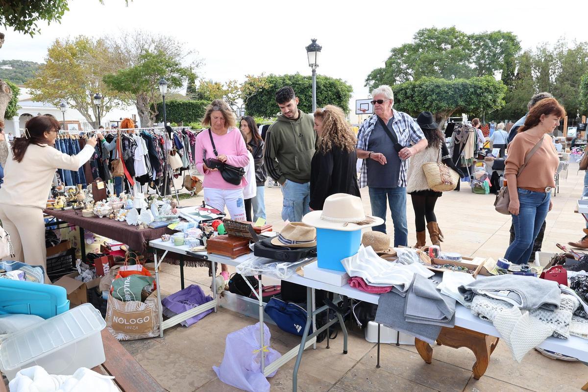 Galería de imágenes: feria de artículos de segunda mano en Jesús