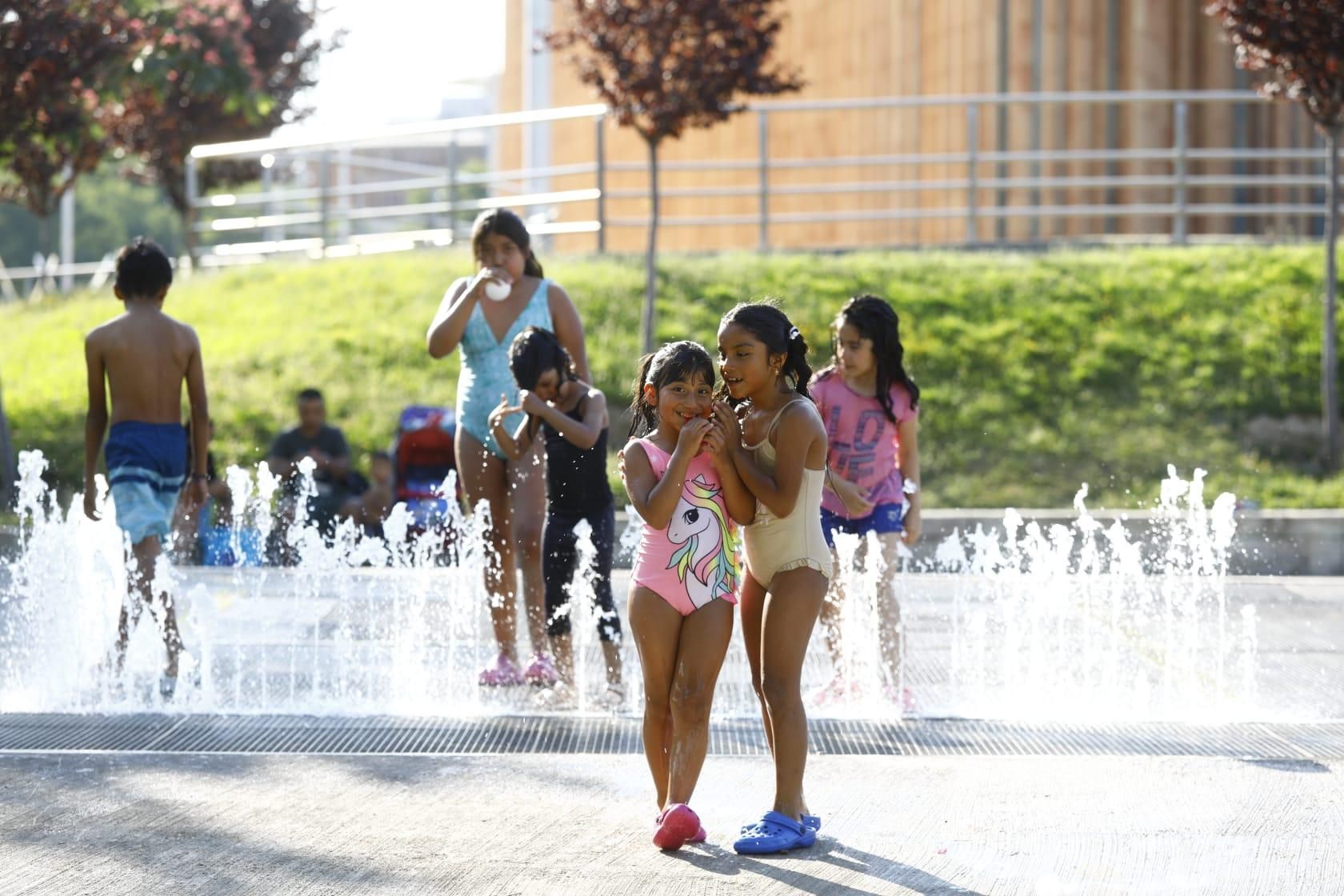 En imágenes I Los zaragozanos combaten en calor en las piscinas y en las fuentes