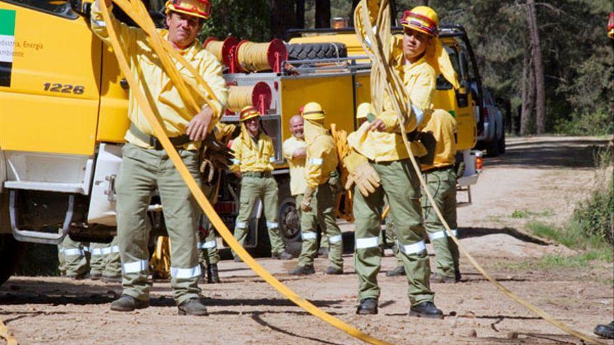 Bomberos del Infoex actúan contra un incendio en Tornavacas en una imagen de archivo.