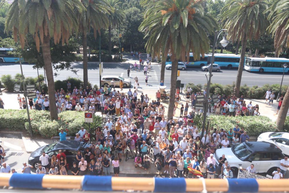 Los representantes políticos han guardado tres minutos de silencio en homenaje a las víctimas del atentado de Barcelona