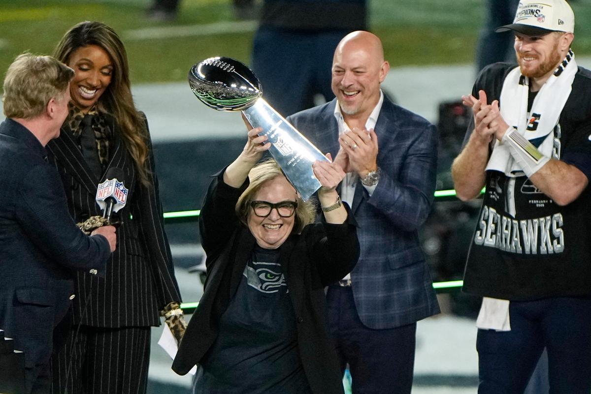 La propietaria de los Seahawks, Jody Allen, hermana del difunto dueño y cofundador de Microsoft, Paul Allen, con el trofeo.