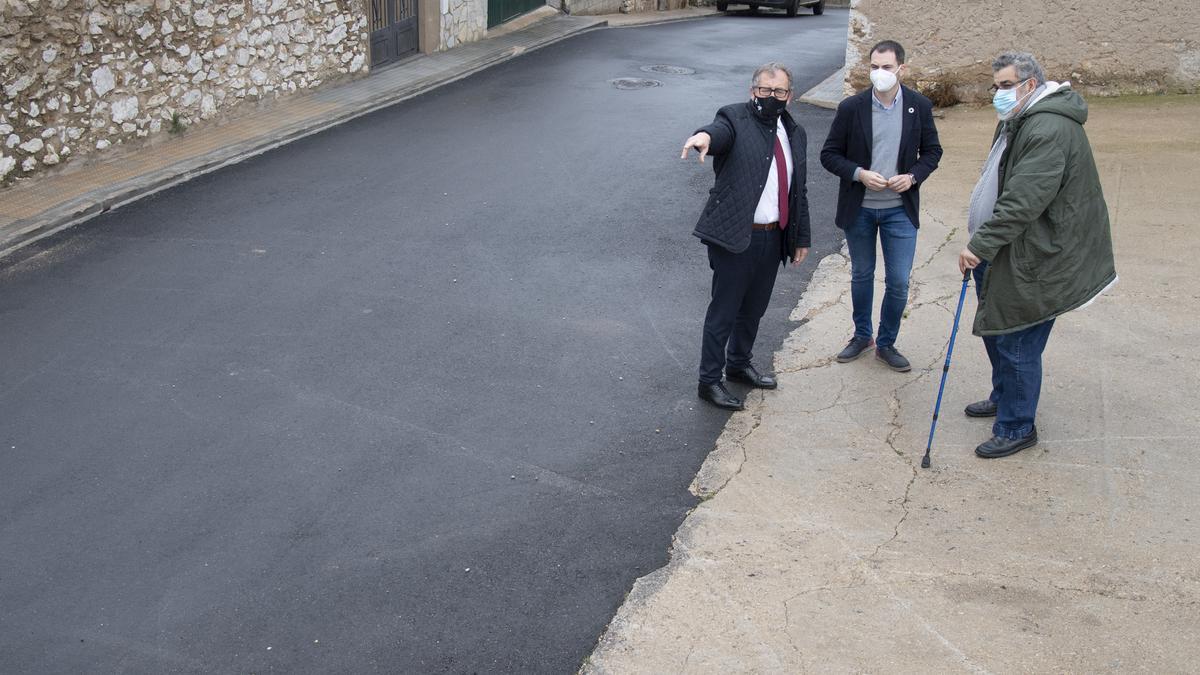 Martí, Huguet y el alcalde de Vilar de Canes, José María Domínguez, comprueban los trabajos efectuados en una de las calles con aceras y asfalto renovado.