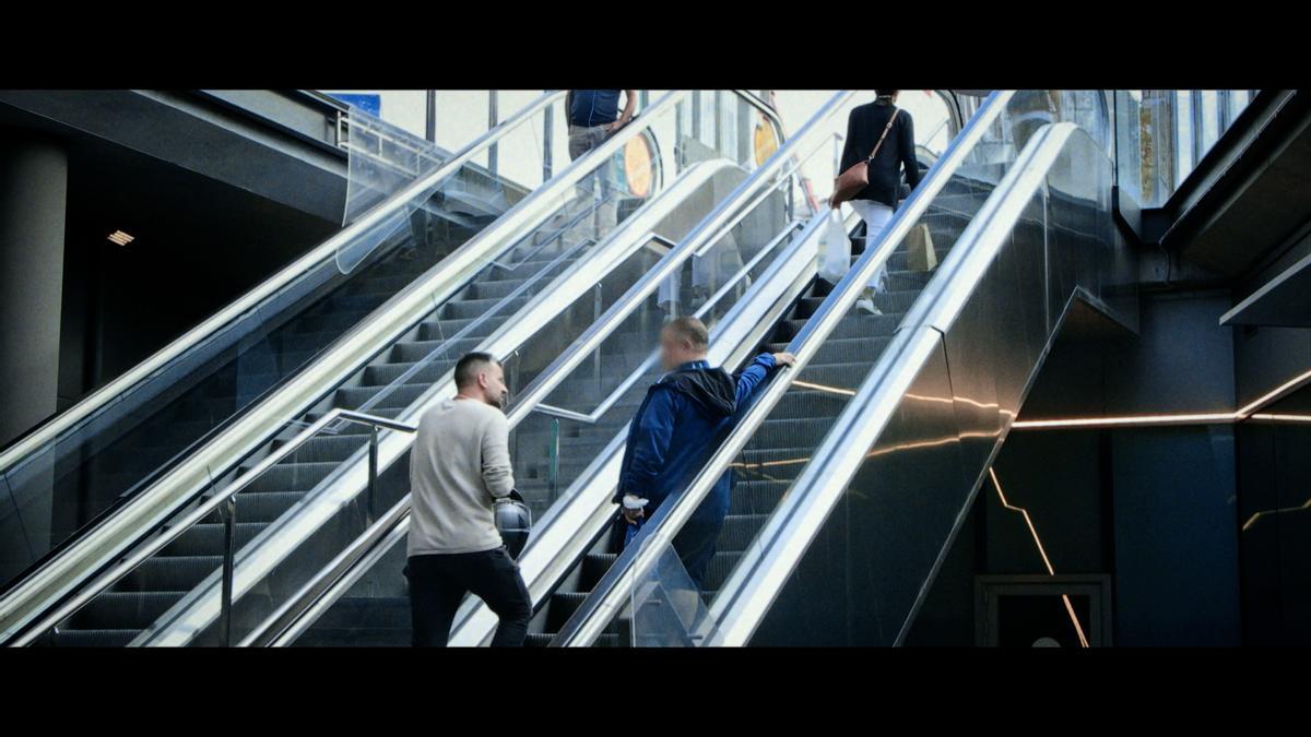 Manel Sales es abordado por el periodista Guillem Sánchez en el documental La Fugida, segudna parte.