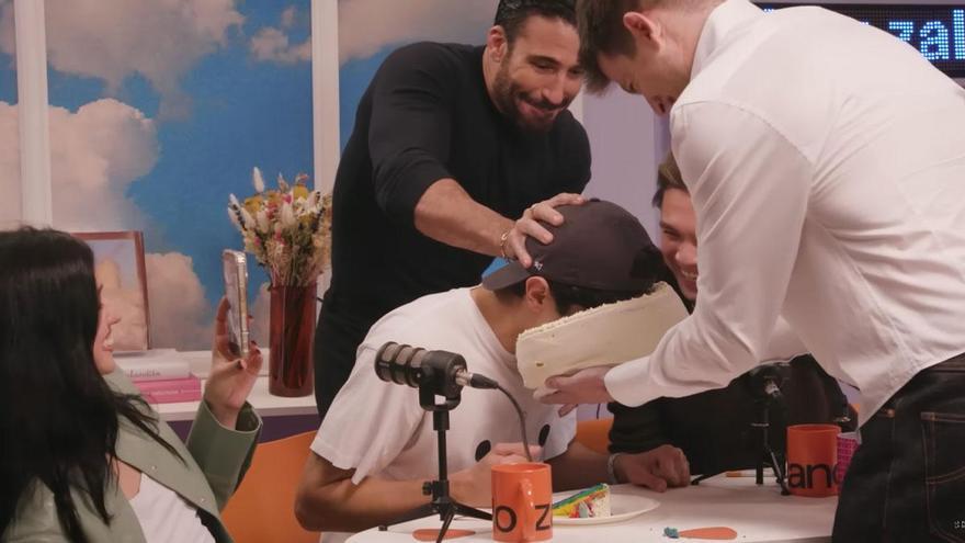 La sorprendente felicitación de Miguel Ángel Silvestre y Miguel Bernardeau a Carlos Peguer por su cumpleaños: un tartazo en pleno rodaje de 'La pija y la quinqui'