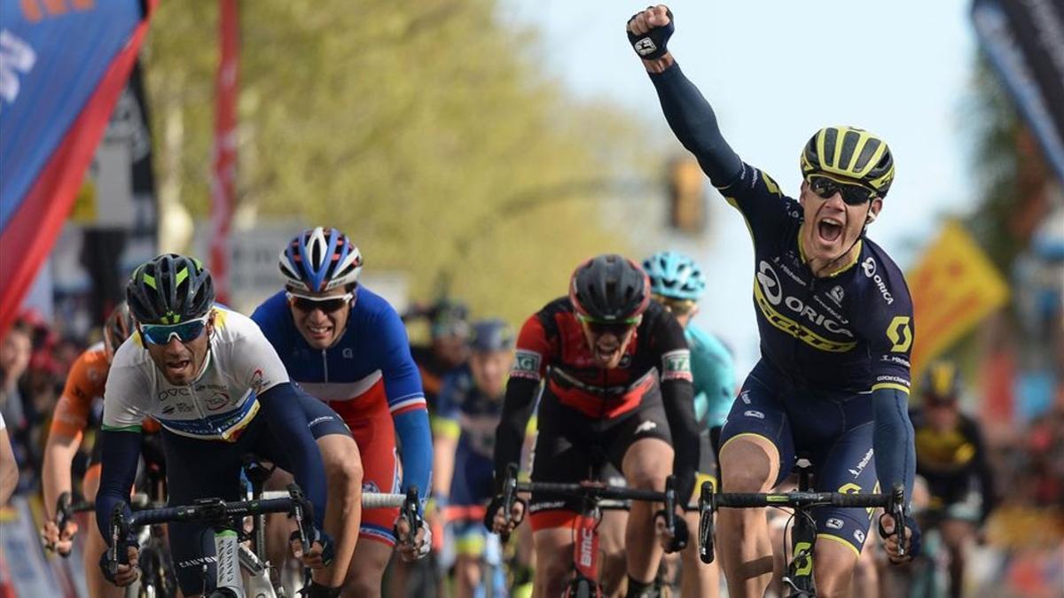 Impey se impuso a Valverde en el sprint de Reus