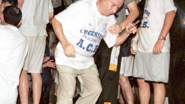 Paco Pastor se bañó en Luceros en el ascenso del año 2000.
