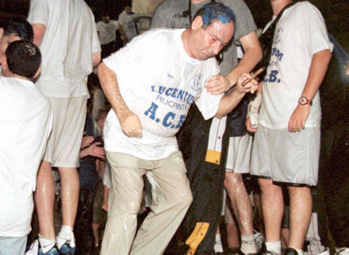 Paco Pastor se bañó en Luceros en el ascenso del año 2000.
